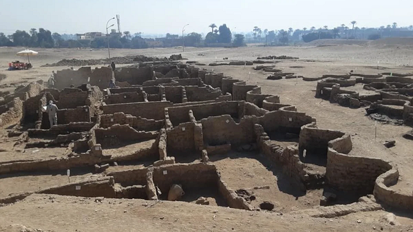 Mục tiêu ban đầu của nhóm là tìm ngôi đền từng cử hành tang lễ của vua Tutankhamun. Nhưng thay vào đó, họ lại khai quật được nhiều khu vực của thành phố thất lạc. Thời gian gần đây, Ai Cập công bố một loạt khám phá lớn, với hy vọng sẽ hồi sinh ngành du lịch vốn bị ảnh hưởng nặng nề sau hai cuộc nổi dậy và đại dịch COVID-19.