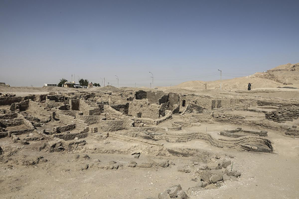 Các nhà sử học cổ đại nói rằng, Amenhotep III thừa kế một đế chế trải dài từ sông Euphrates ở Iraq và Syria ngày nay đến Sudan và qua đời vào khoảng năm 1354 trước Công nguyên.