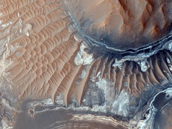 Mê cung Noctis Labyrinthus trên bề mặt sao Hỏa. Tên gọi của nó bắt nguồn từ đặc điểm các thung lũng dốc cắt ngang, giống như một cấu trúc mê cung khổng lồ.
