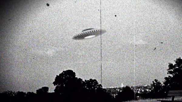 Trước đó, vào tháng 5-2019, Lầu Năm Góc thừa nhận đang điều tra UFO sau khi các phi công hải quân khẳng định đã lưu lại hình ảnh về UFO trong các cuộc diễn tập huấn luyện hồi năm 2004 và năm 2015.