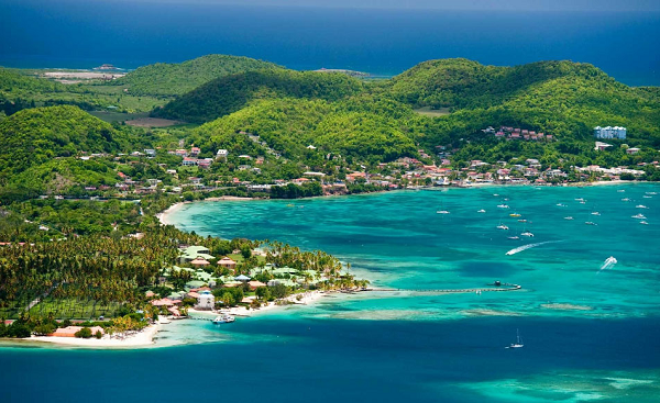 Đảo Martinique nằm trong quần đảo núi lửa Lesser Antilles, ở phía Đông vùng biển Caribbean. Với diện tích 1.128km2, dân số trên đảo khoảng gần 400.000 người.