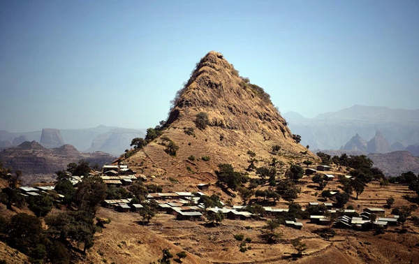 Ethiopia là quốc gia đông dân thứ hai ở Châu Phi. Tọa lạc ở một ngã tư giữa các nền văn minh của Bắc Phi, Trung Đông và Châu Phi cận Sahara.