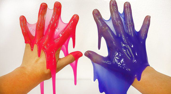 Slime được làm từ keo xà phòng, keo làm hồ dính và nước rửa chén,… Đây chính là loại đồ chơi khá phổ biến trên thế giới và được trẻ em săn đón trong thời gian gần đây.