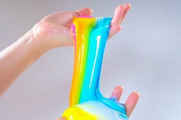 Nếu trẻ chỉ dùng tay để nặn thì rất khó để gây hại. Nhưng trong trường hợp trẻ vô tình cho vào miệng thì sẽ gây ngộ độc. Các triệu chứng tùy vào mức độ nặng nhẹ của phản ứng từ hóa chất tạo nên sản phẩm và hàm lượng trẻ cho vào miệng.