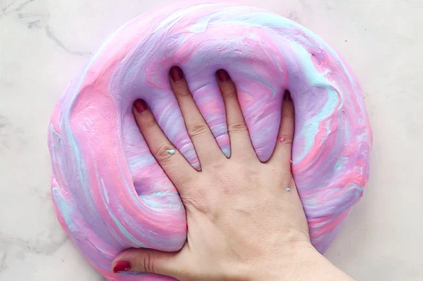 Slime được nhập khẩu, giới thiệu là loại đồ chơi giúp thư giãn, kích thích sự sáng tạo, tạo phản xạ linh hoạt, rèn luyện sự khéo tay.
