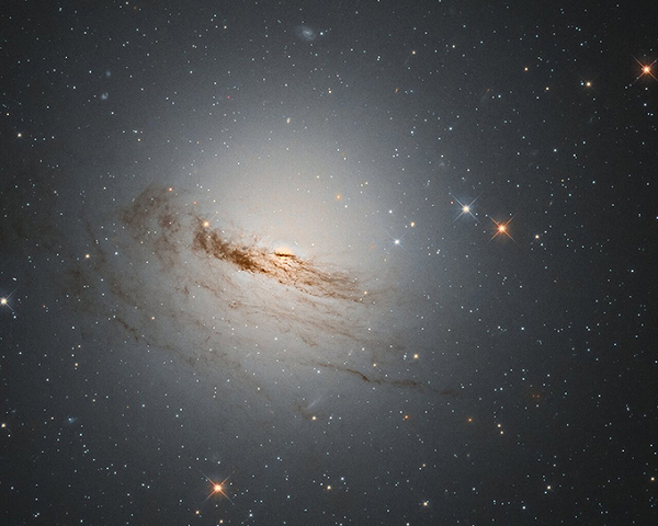 Thiên hà NGC 1947 được phát hiện bởi nhà thiên văn học người Scotland - Janes Dunlop là một thiên hà có dạng thấu kính. Nghĩa là nó nằm trung gian giữa một thiên hà elip và thiên hà xoắn ốc trong phân loại hình thái.