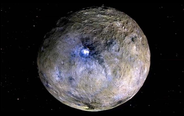 Năm 2018, NASA chính thức xác nhận sự hiện diện của băng nước trong các miệng núi lửa bị che khuất vĩnh viễn xung quanh các cực của Mặt trăng và hai năm sau đó, cơ quan này thông báo rằng, H20 phân bố rộng rãi trên bề mặt Mặt trăng.