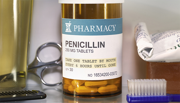 Alexander Fleming đã khám phá ra một nhân tố kháng sinh bên trong - penicillin - có thể được dùng để điều trị rất nhiều loại bệnh lây lan cũng như viêm nhiễm. Thành quả thu được là tỷ lệ tử vong do các loại bệnh trên giảm đáng kể, chỉ còn bằng 1/20 so với thời điểm năm 1900.