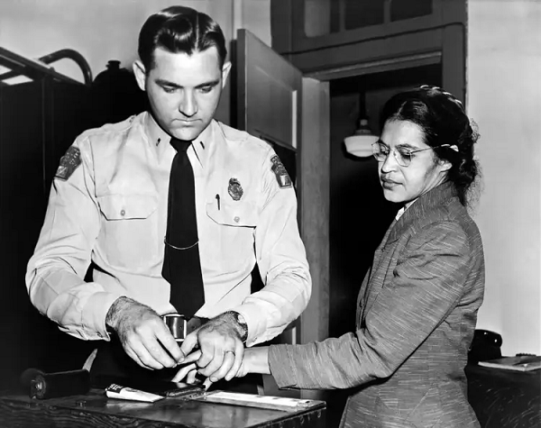 Năm 1955, Rosa Louise McCauley đã từ chối nhường ghế trên xe buýt Montgomery cho một người da trắng: trường hợp của cô dẫn đến Cuộc tẩy chay xe buýt Montgomery và là một cột mốc quan trọng trong việc buộc Tòa án Tối cao chấm dứt sự phân biệt chủng tộc.