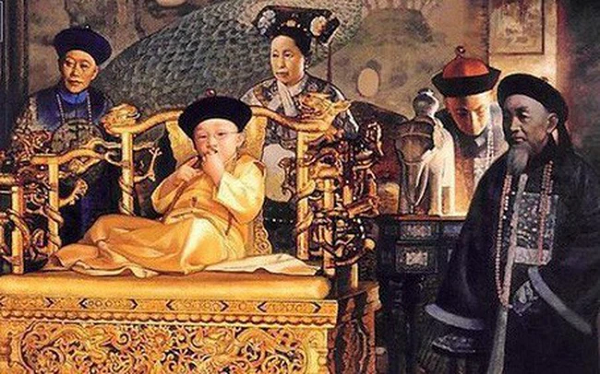 Điều thứ 2 nằm trong di chiếu của Từ Hy Thái Hậu, bà để cháu trai của vua Quang Tự - Ái Tân Giác La Phổ Nghi nhập cung kế thừa ngai vàng. Vua Quang Tự vốn không có con cái, nên Từ Hy liền chọn 1 thành viên nhỏ tuổi nhất trong hoàng thất để thừa kế đại nghiệp nhà Thanh.