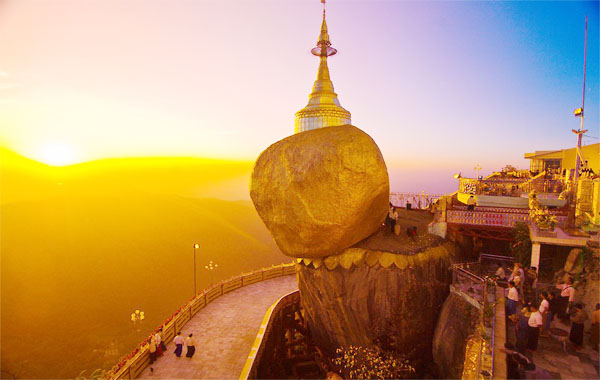 Chùa Kyaikhtiyo hay được gọi là Golden Rock (Chùa Đá Vàng) là một trong những nơi thờ Phật linh thiêng nhất của Myanmar và cũng là điểm đến quan trọng cho những người hành hương.