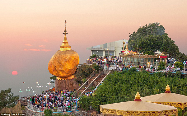 Một trong những điểm khiến chùa nổi tiếng là nhờ tọa lạc trên một khối đá nằm chênh vênh bên sườn núi. Từ xa nhìn lại, ai cũng có cảm giác như hòn đá sắp rơi xuống vực.