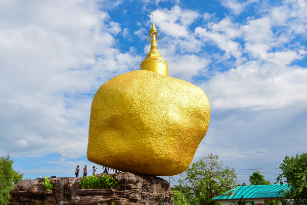 Vì đây là nơi linh thiêng với người Myanmar, ngay từ cổng vào du khách phải cởi giày bỏ tất, đi chân trần vào trong chùa. Hai con sư tử hay được gọi là Thần bảo hộ Chinthes đứng sừng sừng ở lối vào, bảo vệ cho ngôi chùa.