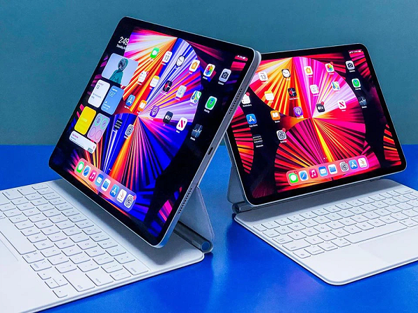 Đầu tiên là iPad Air thế hệ thứ 5 được cho là có thiết kế giống iPad Pro với viền màn hình mỏng, bo tròn 4 góc và không còn nút Home. Thay vì sử dụng nhận diện khuôn mặt Face ID như iPad Pro, iPad Air 2020 là thiết bị đầu tiên của Apple có cảm biến vân tay Touch ID tích hợp vào nút nguồn.