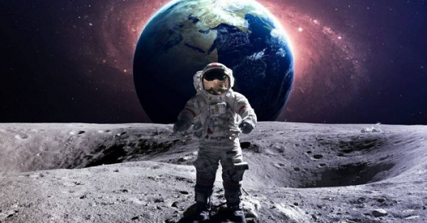 George Leonard - một nhà khoa học của NASA đồng thời là nhà phân tích hình ảnh đã công bố những bí mật mà NASA từng che giấu, trong một cuốn sách mang tên "Somebody else is on the Moon" (Tạm dịch: Có ai đó trên Mặt Trăng).