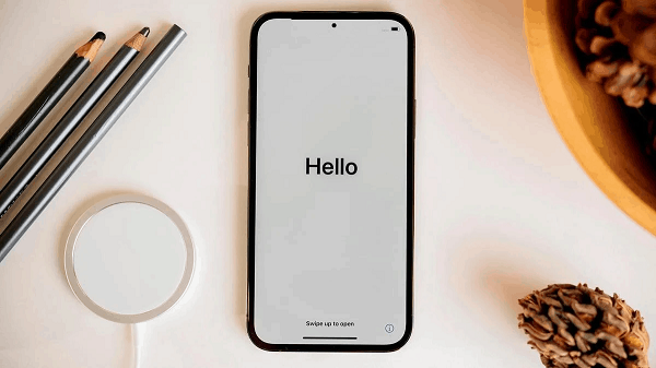 Nhiều thông tin cho rằng, iPhone 14 có thể không có khe SIM. Apple có vẻ đang làm việc với các nhà mạng lớn của Hoa Kỳ để chuẩn bị eSIM cho iPhone. Thậm chí họ có thể bắt đầu bán iPhone 13 không khe SIM từ quý 2 năm sau.