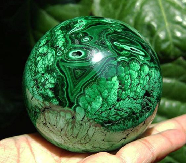 Đá Malachite được xếp vào dòng đá bán quý hay đá trang sức, trang trí vì nó sở hữu màu sắc và hoa văn khá ấn tượng. Loại đá này khiến người ta bị thu hút và tò mò ngay khi nhìn thấy nó.