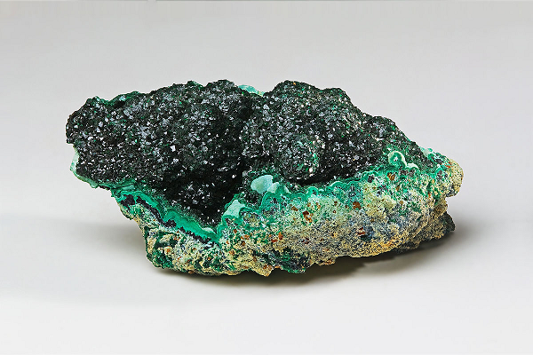 Mang trong mình một lượng lớn hợp chất đồng, đá Malachite có công dụng làm màu vẽ vô cùng ấn tượng. Màu vẽ từ đá Khổng Tước được sử dụng phổ biến ở Ai Cập cổ đại và Đế chế La Mã.