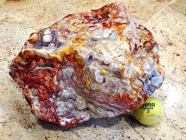 Người này cho biết viên đá chính là một loại mã não thô, cũng là loại có giá trị cao trên thị trường. Giá của loại đá mã não có màu sắc quý hiếm, ít bị nhiễm tạp chất có thể lên tới 2.000 NDT/gram tùy thời điểm (hơn 7 triệu VND/gram).