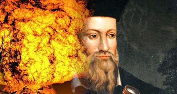 Trong phần tiên tri về năm 2022, Nostradamus viết rằng "Tôi nhìn thấy lửa rơi xuống từ bầu trời", khiến nhiều người diễn giải rằng ông đang ám chỉ về nguy cơ một tiểu hành tinh khổng lồ va vào Trái Đất, có thể gây sóng thần và động đất.