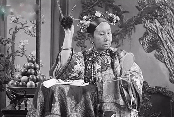 Khi gỡ chiếc chăn ra, Tôn Điện Anh không biết rằng hành động của mình đã khiến cho Từ Hy "trở về từ cõi chết". Đỉnh điểm là mắt Thái hậu bỗng mở chừng chừng khiến cho Tôn Điện Anh và đám lính hoảng hốt, chúng bỏ chạy thục mạng vì sợ hãi tột độ.