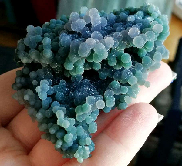 Đá Chalcedony trong tự nhiên được xét vào nhóm đá bán quý, chỉ một số ít được hình thành dưới dạng đặc biệt khi các tinh thể chuyển sang dạng dọc thì mới được xếp vào dạng đá quý.