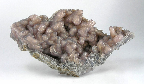 Đá Chalcedony (thường được gọi là đá canxedon) là một dạng ẩn tinh của silica, được tạo thành bởi các hạt thạch anh kết hợp với maganit.