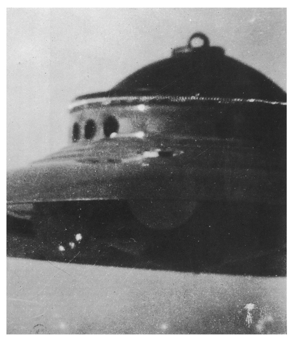 Trong cuốn sách Bên trong tàu vũ trụ – “Inside the Spaceship”, những người sao Kim nói với Adamski rằng trên rất nhiều tinh cầu đều có sinh mệnh và văn minh, chỉ là nhân loại chỉ nhìn thấy được mặt hoang vu của chúng.