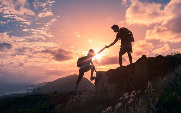 Một người chỉ ra sai sót của bạn chưa chắc đã là kẻ thù của bạn; một người luôn luôn ca ngợi bạn chưa hẳn đã là bạn của bạn.