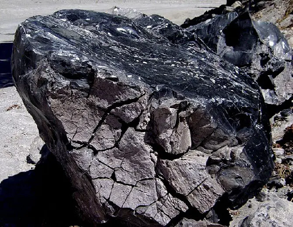 Tuy nhiên trong thực tế, đá Obsidian cò những màu như: đen, xanh đen, xanh lục đen, đỏ đen.