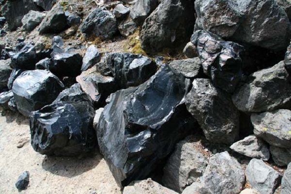 Đá Obsidian thường có màu đen tuyền, mặc dù sự hiện diện của hematite (oxit sắt) tạo ra các loại màu đỏ và nâu, và bao gồm của các bong bóng khí nhỏ có thể tạo ra ánh vàng.