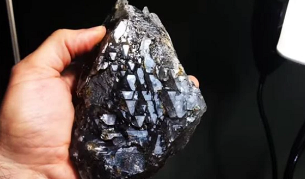 Tin rằng mình đã đào được thứ gì đó quý giá như kho báu, anh bèn tìm chuyên để kiểm định chính xác. Vị chuyên gia này cho biết khối tinh thể này của chàng trai thực chất là đá Obsidian, là 1 loại đá quý.
