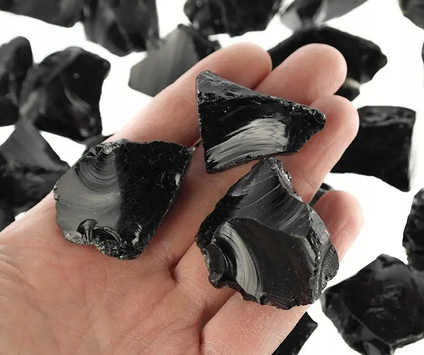 Đá Obsidian có độ hiếm và giá thành cao nên các sản phẩm được chế tác từ đá này có giá thành khá đắt. Loại đá này không bền trên bề mặt Trái đất, theo thời gian chúng sẽ bị phân hủy thành các tinh thể khoáng mịn. Loại đá này có hàm lượng nước thấp khi chưa bị phong hóa.