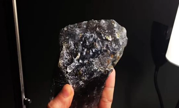 Sau khi lớp bùn đất đã được rửa sạch, hòn đá mới hiện nguyên hình là một khối pha lê màu đen. Khối pha lê này là tập hợp của một cụm tinh thể không đồng đều. Khi xoay nó dưới ánh đèn thì khối tinh thể còn phát ra ánh sáng lấp lánh.
