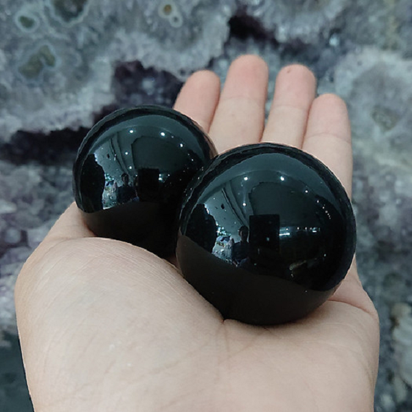 Đá Obsidian có 5,5 điểm trên thang độ cứng Mohs, tương đối dễ sử dụng cho các nghệ nhân trong việc chế tác các sản phẩm trang sức như vòng đeo tay phong thủy, mặt dây chuyền, quả cầu phong thủy hay nhẫn phong thủy…