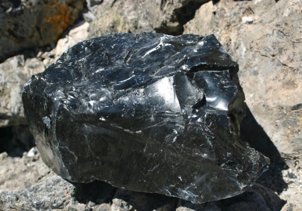 Đá Obsidian còn gọi là đá thủy tinh núi lửa, được hình thành từ loại dung nham đã phun trào của núi lửa ở dạng của đá mac ma. Cấu trúc của đá Obsidian là trên 70% Silicon Dioxide (SiO2).