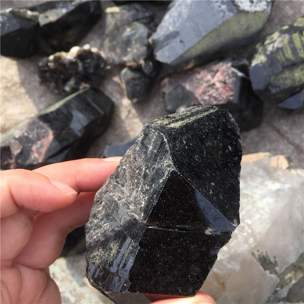 Vì đá Obsidian được hình thành do núi lửa phun trào, trải qua một số biến đổi địa chất mà nên. Vì vậy, nó được tìm thấy nhiều nhất ở những nơi có hoạt động núi lửa phun trào dung nham như: Argentina, Armenia, Guatemala, Iceland, Ý, Nhật Bản, Kenya, México, Canada, Chile, Hy Lạp, El Salvador, New Zealand, Peru, Scotland và Mỹ.