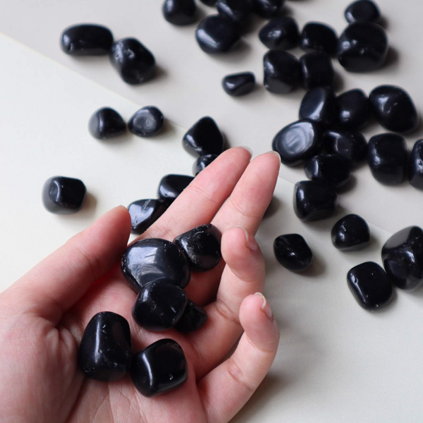 Người cổ đại đã dùng đá Obsidian trong thời kỳ đồ đá. Nó được dùng để làm các công cụ sắc bén hoặc làm đầu mũi tên. Nó còn được mài bóng để làm gương.