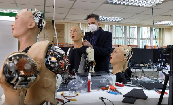 Lần đầu được công bố vào năm 2016, robot Sophia tạo ra cơn sốt trên toàn thế giới với những tính năng giống con người đến bất ngờ.