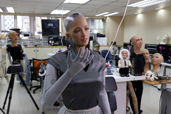 Sophia là một robot hình người được phát triển bởi Hansen Robotics Technology Hồng Kông, Trung Quốc. "Bộ não" của cô nàng robot có thể thực hiện nhận dạng khuôn mặt, nhìn theo mắt người để tương tác và có khả năng học hỏi siêu việt.