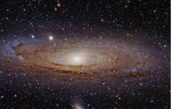 Trong một cụm sao trong thiên hà Andromeda, các nhà thiên văn đã nghiên cứu sự thay đổi ánh sáng các ngôi sao và xác định một lỗ đen có khối lượng gần 100.000 lần Mặt Trời, tức dạng lỗ đen có khối lượng trung gian.