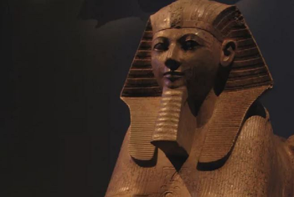 Hatshepsut được đánh giá là một trong những Nữ vương quyền lực nhất trong lịch sử thế giới cổ đại. Bà trị vì trong 21 năm, lâu hơn bất cứ vị nữ Pharaoh trong lịch sử và để lại một loạt những công trình và tác phẩm điêu khắc ấn tượng.