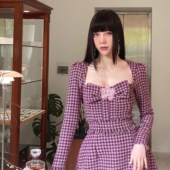 Hot girl Vũ Ngọc Châm, được biết đến là "bạn gái" của Sơn Tùng - MTP khi đóng trong MV "Chắc ai đó sẽ về". Thời điểm đó, 9X là tiếp viên của một hãng hàng không Hàn Quốc. Cô gây ấn tượng nhờ gương mặt xinh đẹp, chiều cao nổi bật và gu thời trang gợi cảm.