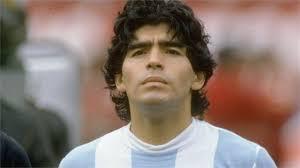 Sức khỏe của huyền thoại bóng đá Maradona chuyển biến xấu sau khi phải nhập viện phẫu thuật não hồi đầu tháng 11. Tờ Clarin của Argentina xác nhận ông trút hơi thở cuối cùng tối 25/11 (giờ Hà Nội). Maradona ra đi ở tuổi 60.