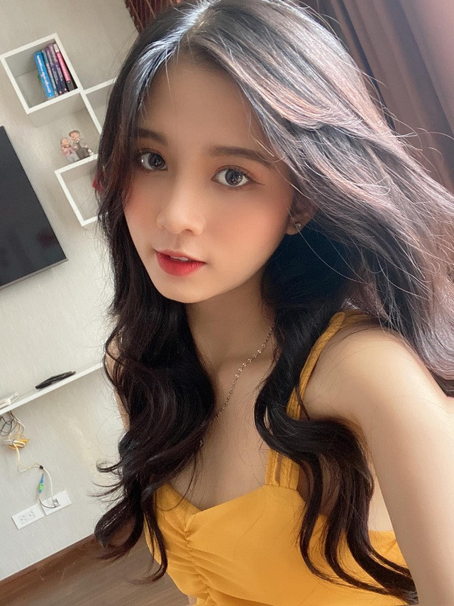 Trang cho biết, cô đã tự lập từ năm 17 tuổi, Lúc ấy, Trang đi hát tại những phòng trà, hay tham gia những chuyến đi biểu diễn ngoại tỉnh cùng với câu lạc bộ, nhận chụp ảnh mẫu với thù lao thấp.