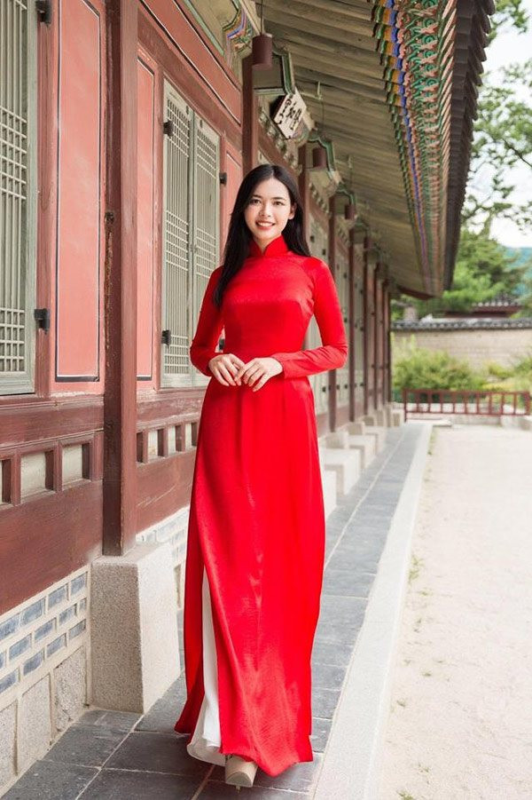 Là giảng viên ở một trường kỹ thuật lại sở hữu nhan sắc đỉnh cao, vóc dáng thu hút, nữ giảng viên xinh đẹp nhanh chóng nhận không ít lời xuýt xoa khen ngợi từ số đông.