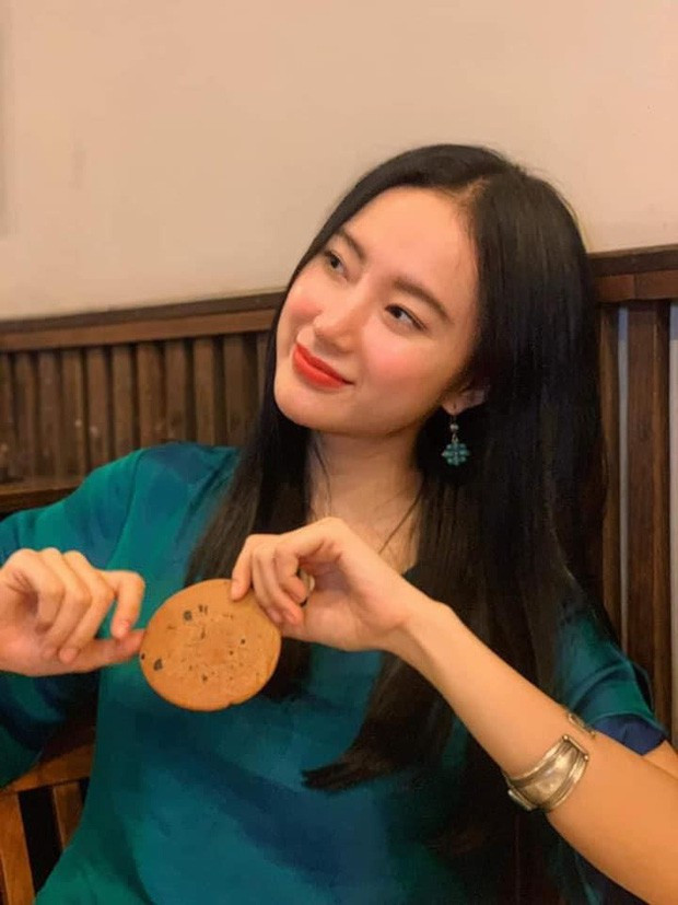 Chọn lui về cuộc sống đời thường, nữ diễn viên giờ đây mang nét đẹp phúc hậu, thanh thoát.