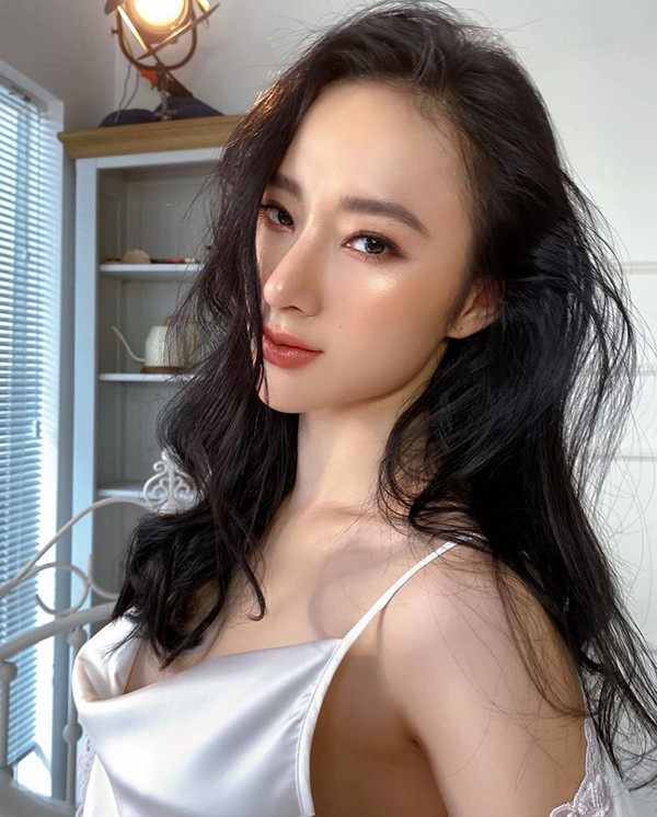 Trong ảnh, Angela Phương Trinh diện áo hai dây khoe vòng 1 hững hỡ. Phải rất lâu rồi, nữ diễn viên mới lại xuất hiện với hình ảnh gợi cảm như thế trên mạng xã hội.