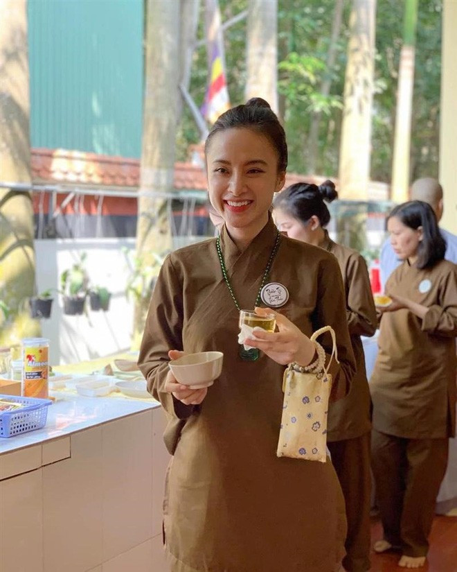 Thời gian qua, hot girl "Kính Vạn Hoa" một thời chăm chỉ đi từ thiện, ăn chay niệm Phật, dường như không còn dính dáng đến thế sự.