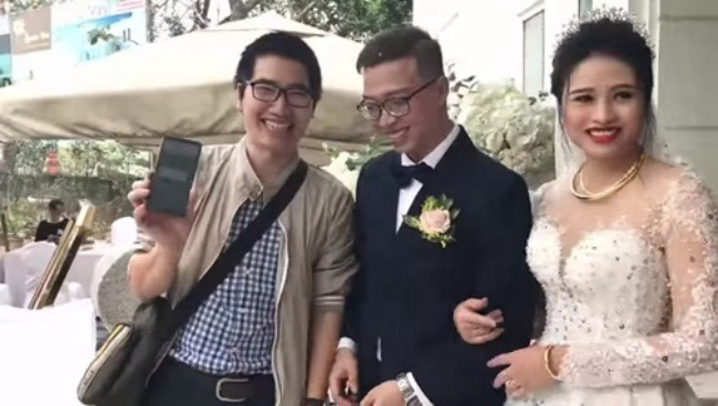 Vào khoảng 2 năm trước, trên MXH cũng rầm rộ về đám cưới của cặp đôi sử dụng thẻ quẹt đầu tiên tại Việt Nam. Thay vì "thiệp hồng trao tay", cặp vợ chồng thời công nghệ đã chuẩn bị sẵn máy quẹt thẻ để nhận tiền mừng từ các khách mời.